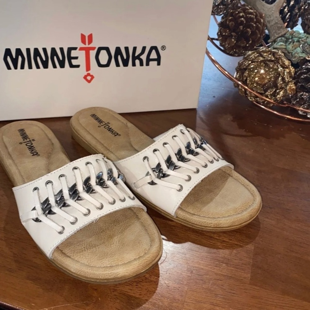 Minnetonka Paris White Slides!